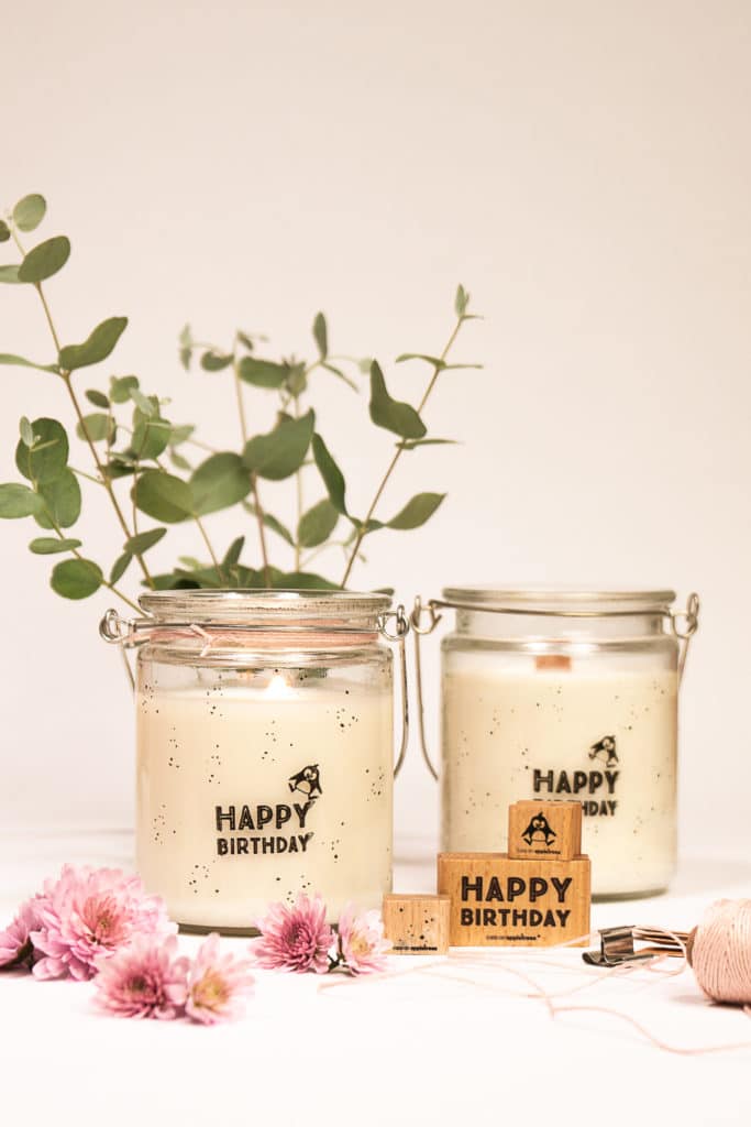Geburtstagskerzen-Idee: ein bestempeltes Glas wird zur fröhlichen Kerze